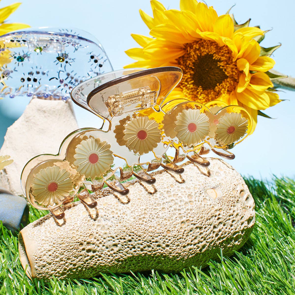 Eclipta Daisy Flower XL Hair Claw in Clear Brown Acetate - Lalka Beauty Co.